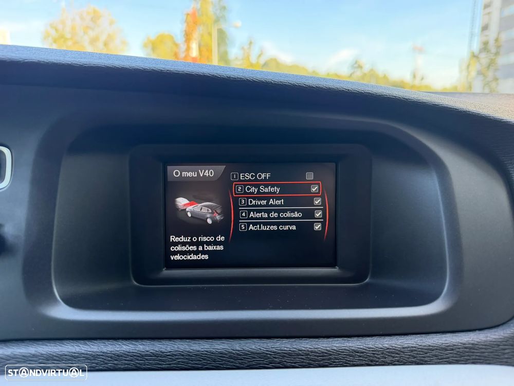 Volvo V40 2.0 D3 Momentum Geartronic - 33