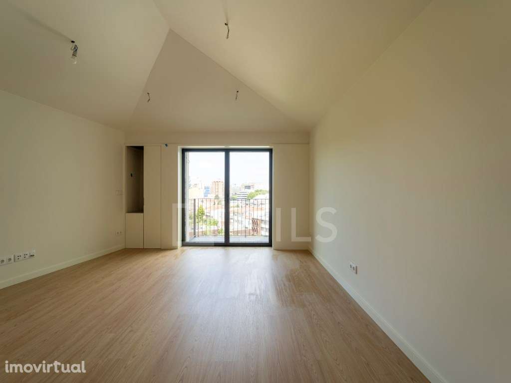 Apartamento T2 duplex com varanda no centro do Porto - Grande imagem: 2/80