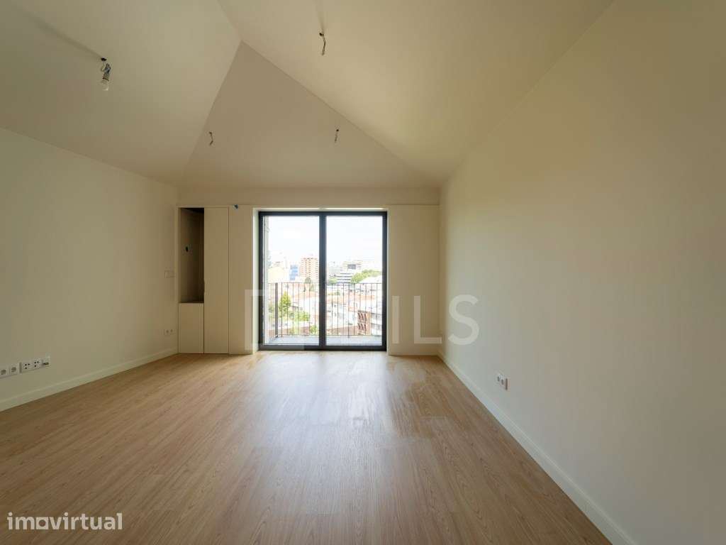 Apartamento T2 duplex com varanda no centro do Porto - Grande imagem: 2/80