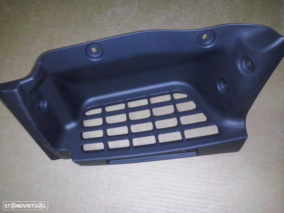 Estribos pousa pés Mitsubishi Canter Fuso 2005-- NOVOS - 1