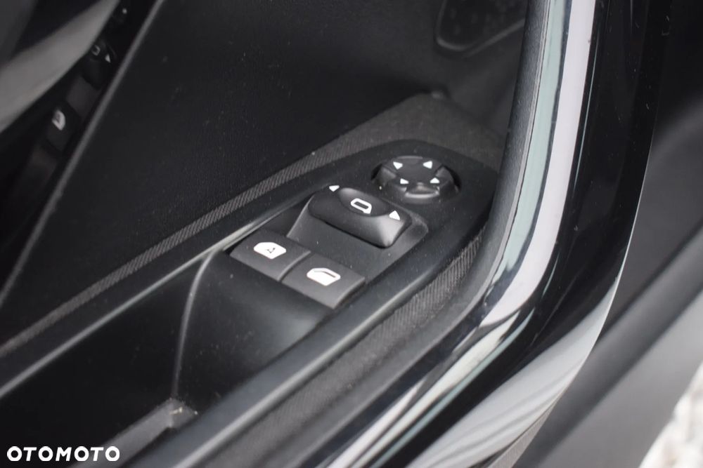 Peugeot 208 - 16
