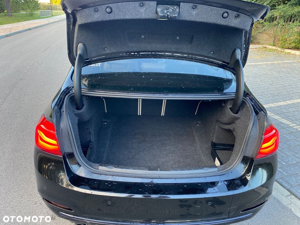 BMW Seria 3 330i Sport Line - 22