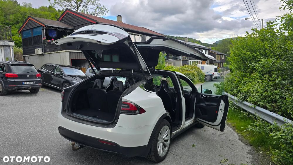 Tesla Model X - 12