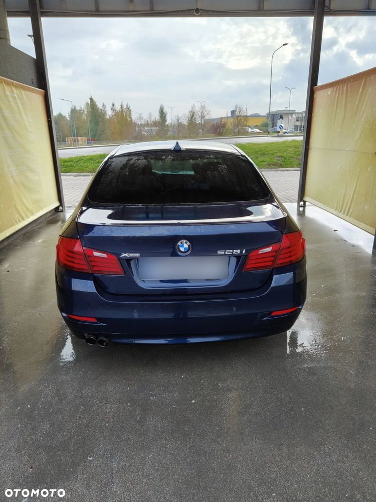 BMW Seria 5 528i xDrive - 11