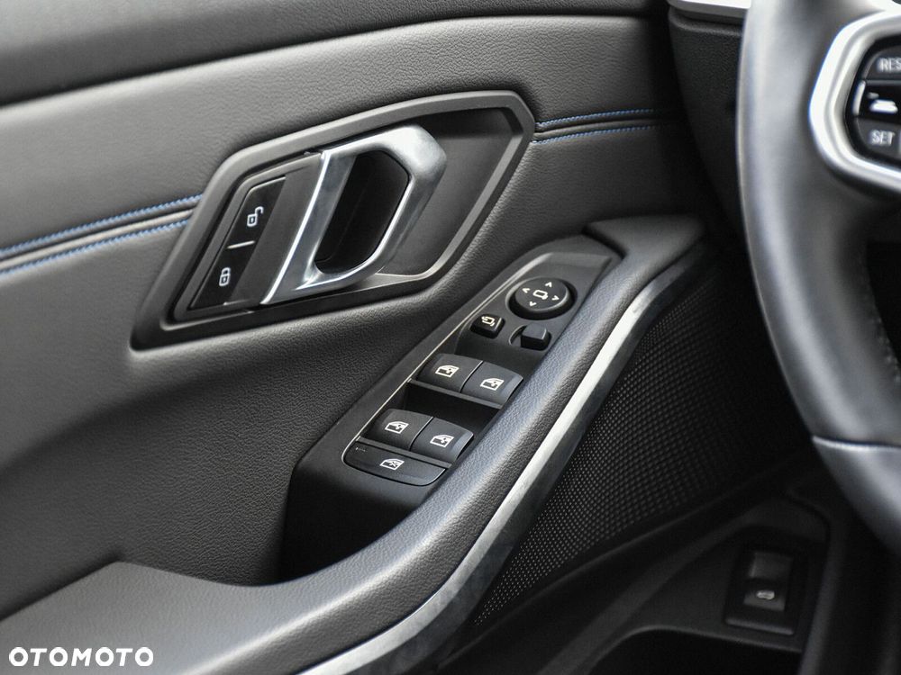 BMW Seria 3 330i xDrive M Sport - 33