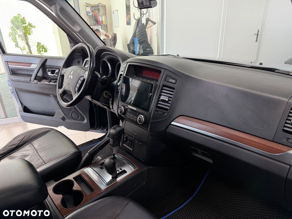 Mitsubishi Pajero - 25