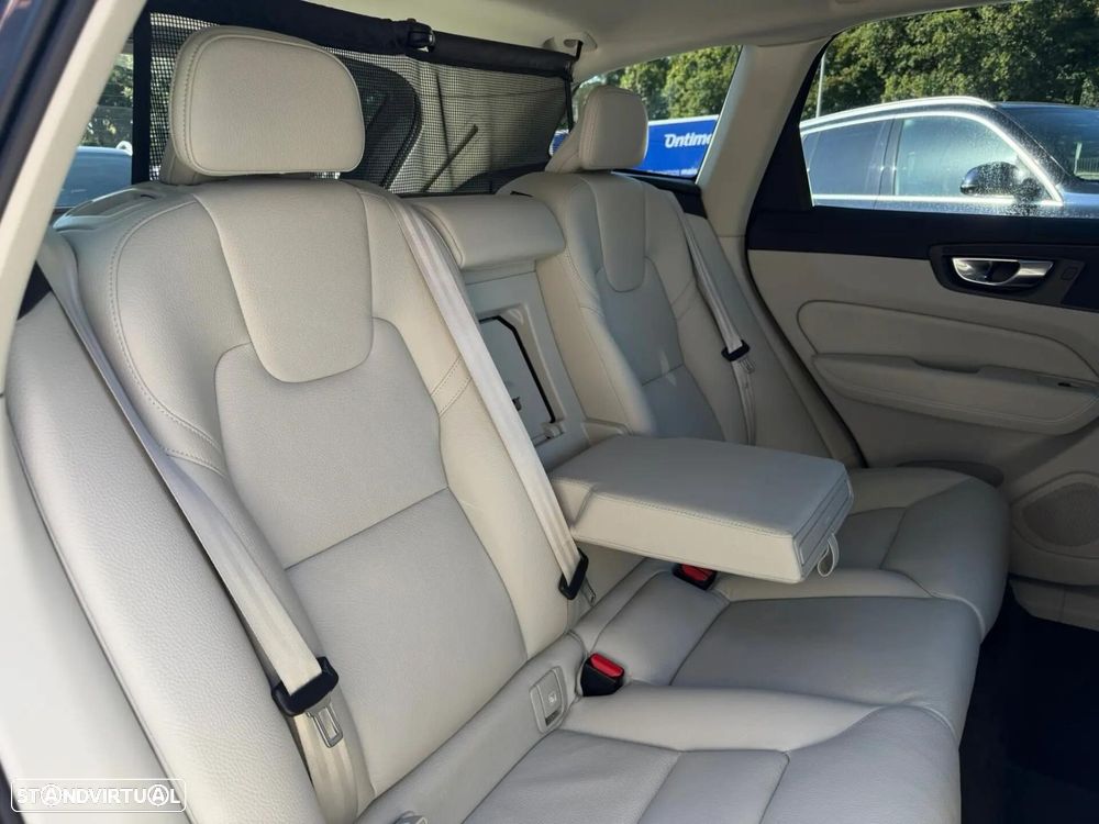Volvo XC 60 2.0 B4 Plus Bright - 24