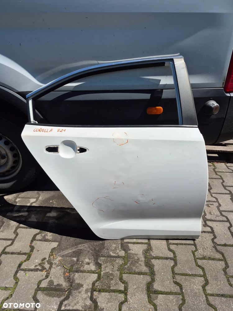Toyota Corolla E21 sedan prawe drzwi 24154014
