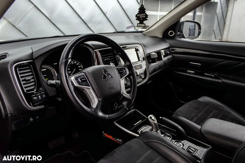 Mitsubishi Outlander 2.0 4WD Plug-In Hybrid Top - 10