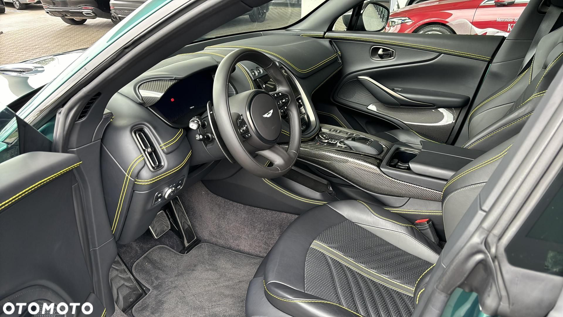 Aston Martin DBX - 10
