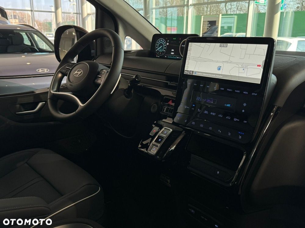 Hyundai Staria 1.6 T-GDI HEV Luxury - 16