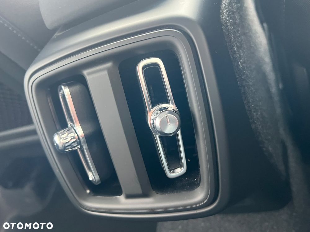 Volvo XC 40 B4 AWD Ultimate Dark - 28