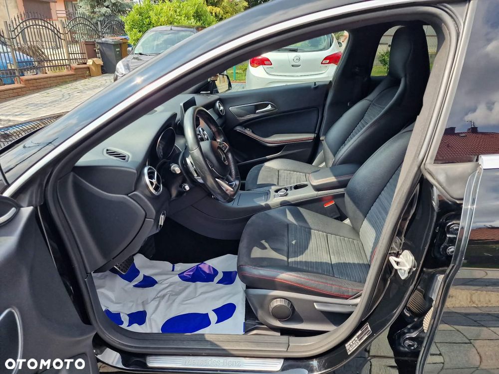 Mercedes-Benz CLA 200 7G-DCT AMG Line - 11