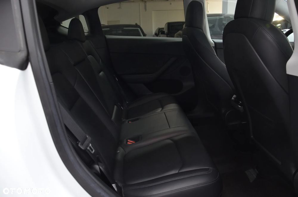 Tesla Model Y Long Range AWD - 14