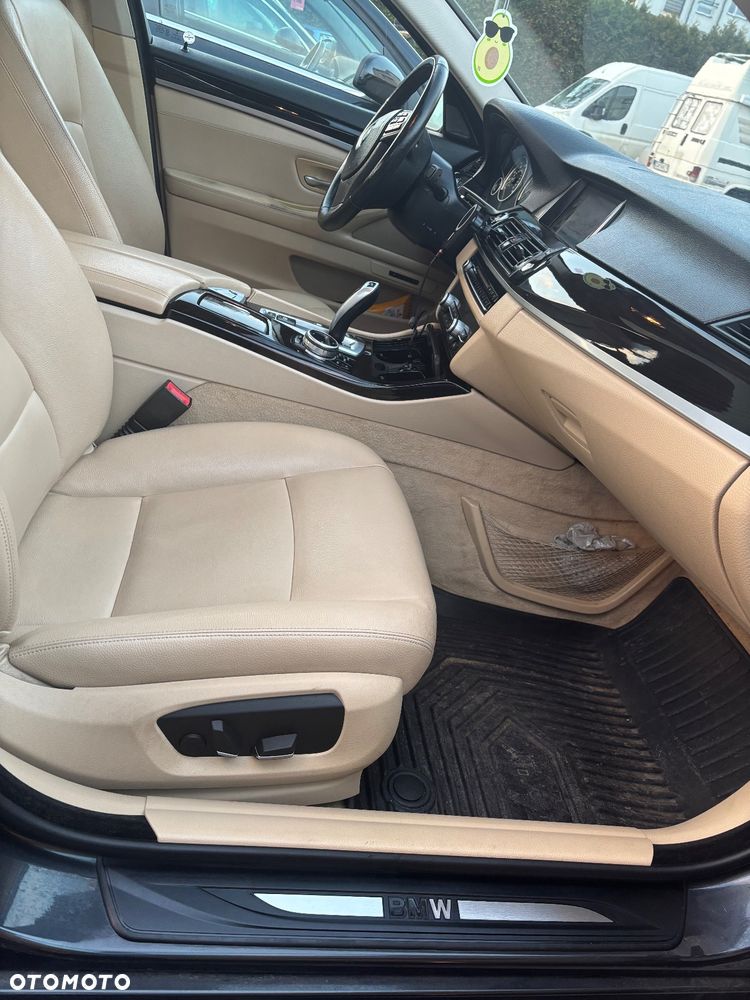BMW Seria 5 528i xDrive - 28