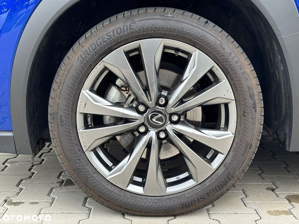 Lexus UX 300h F Sport Design - 35