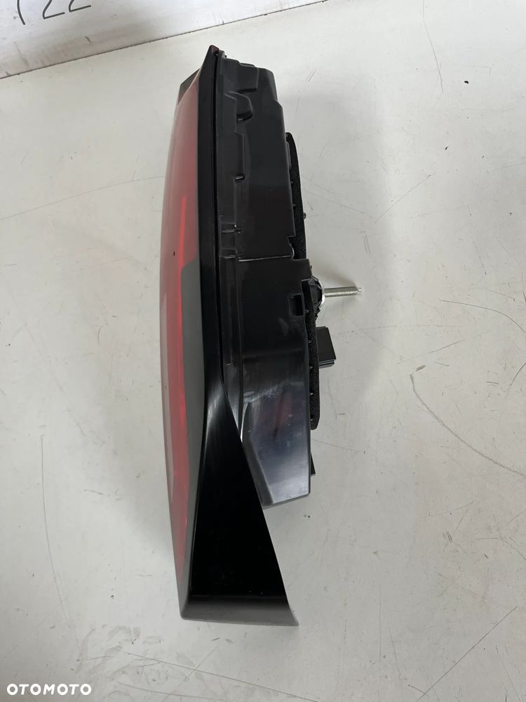 BMW 1 F70 2025 LAMPA PRAWA TYLNA W KLAPĘ 5A36184 - 2