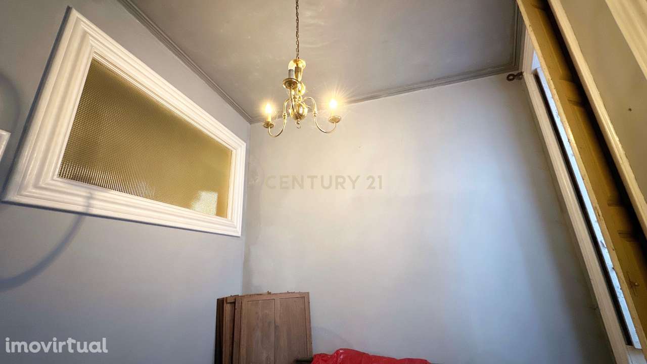 Prédio no centro do Porto, ao lado do Hospital Santo António - Grande imagem: 5/43