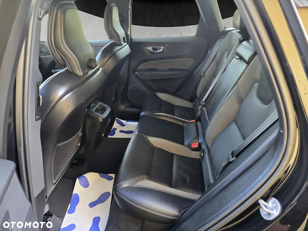 Volvo XC 60 B5 B AWD Plus Black Edition - 13