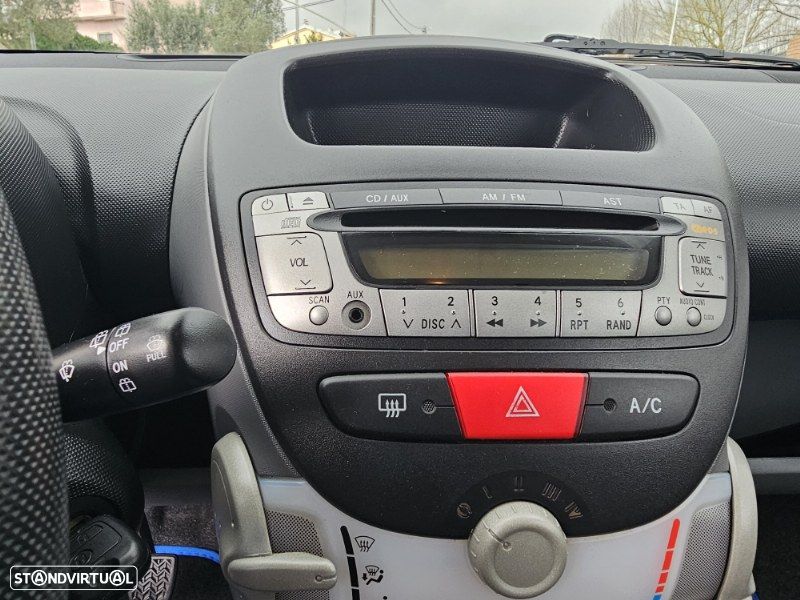 Peugeot 107 1.0 Urban - 24