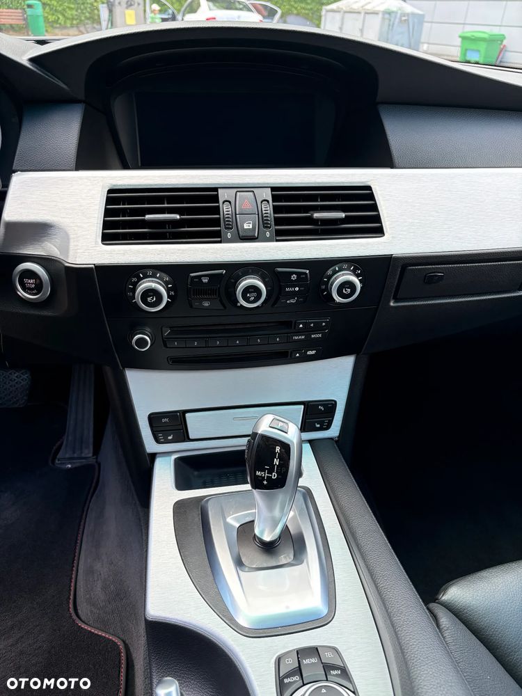 BMW Seria 5 550i - 35