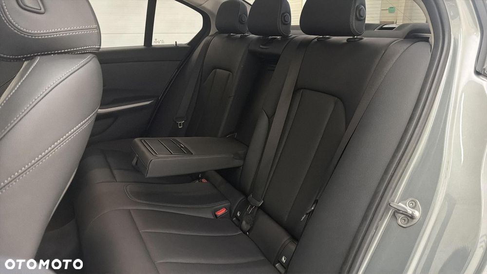 BMW Seria 3 318d mHEV - 18