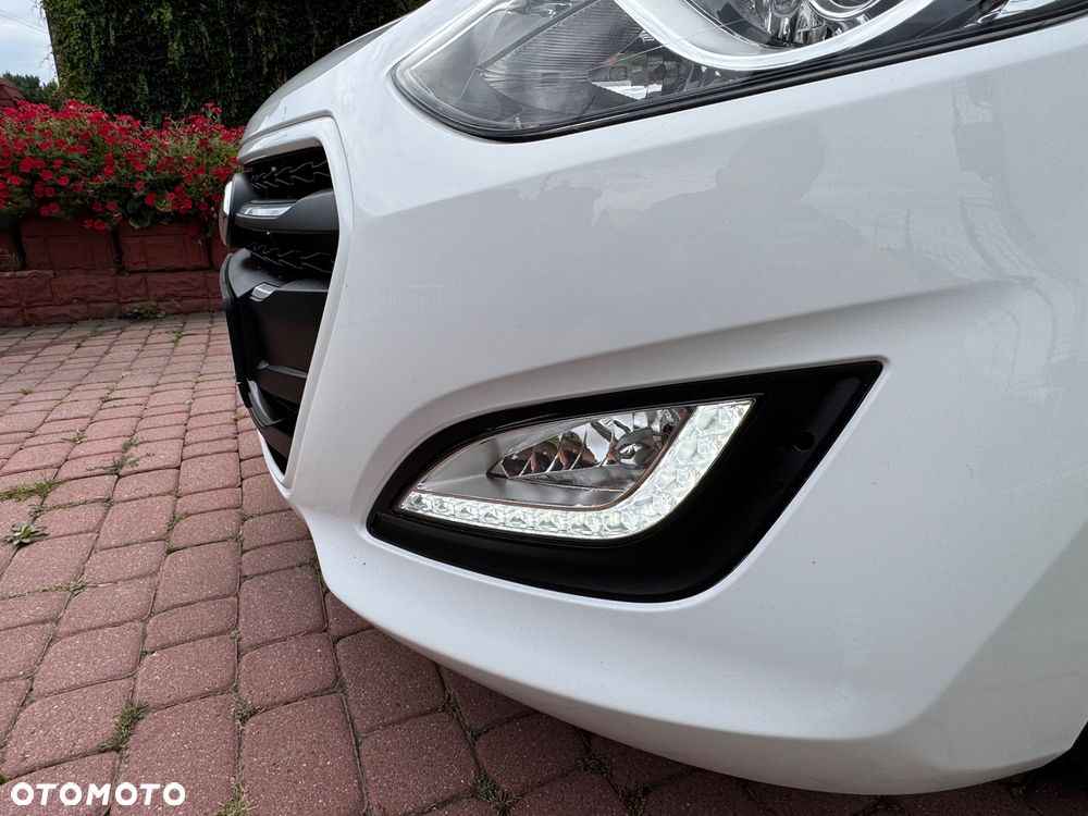 Hyundai i30 blue 1.4 - 8