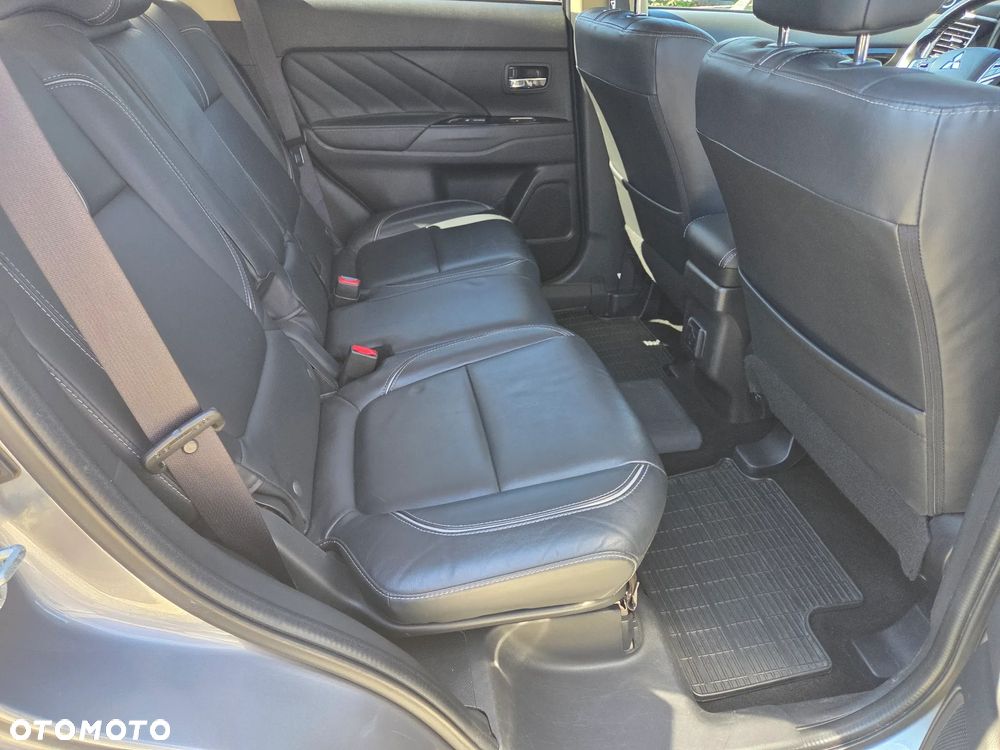 Mitsubishi Outlander Instyle NAVI + - 25