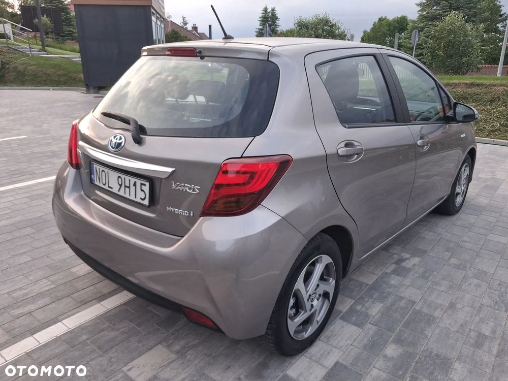 Toyota Yaris Hybrid 100 Dynamic - 6