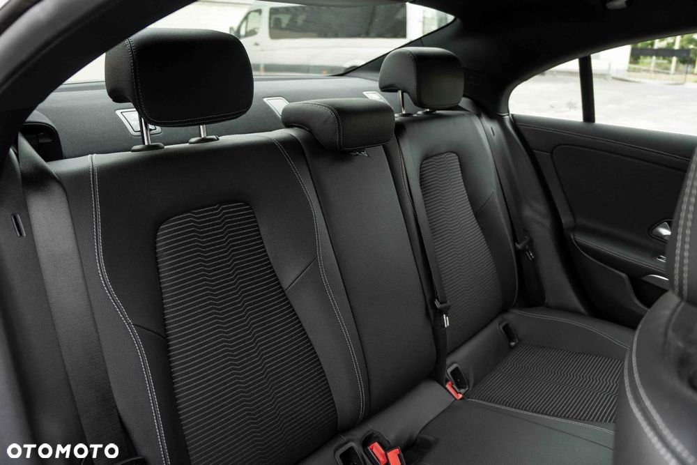 Mercedes-Benz CLA 180 Progressive 7G-DCT - 24