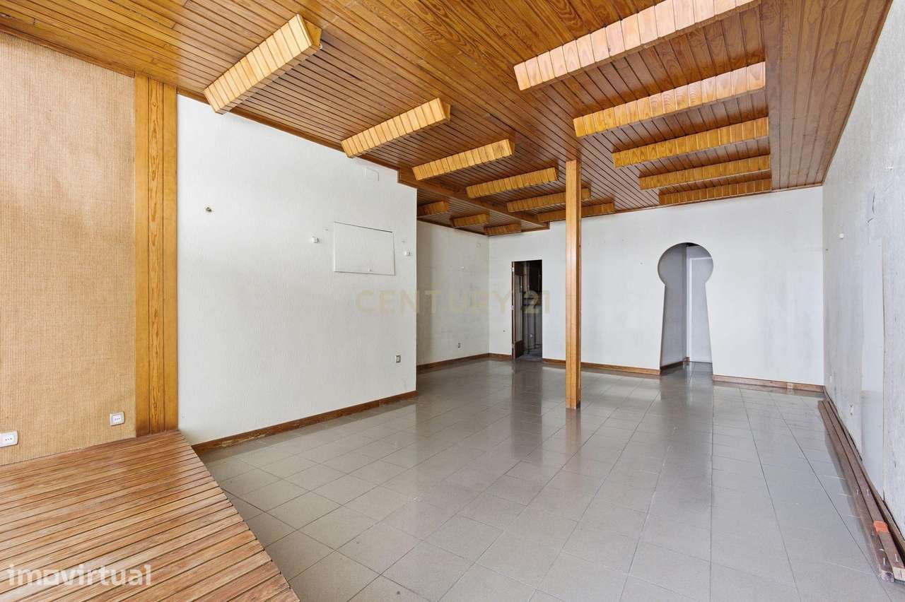 Prédio em propriedade total com 3 pisos no centro de Vila Franca de Xi - Grande imagem: 4/43