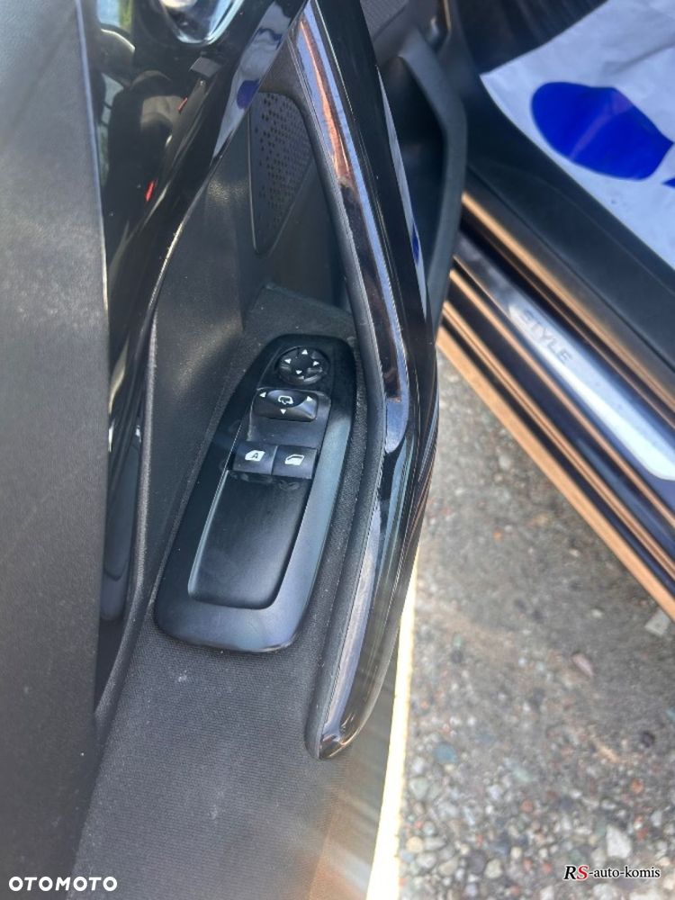 Peugeot 208 - 25