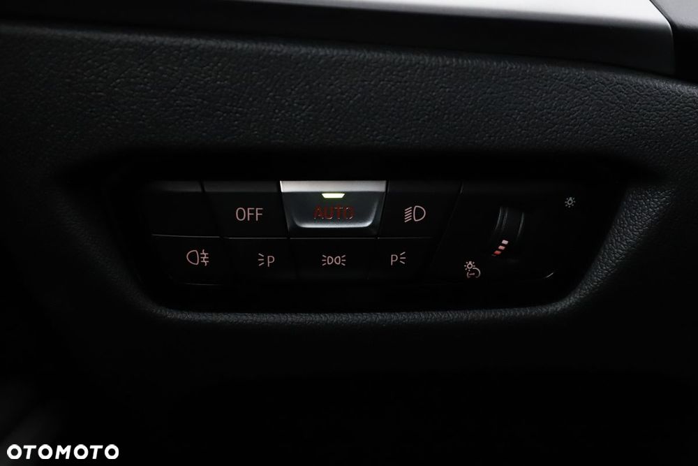 BMW Seria 3 318d mHEV - 36