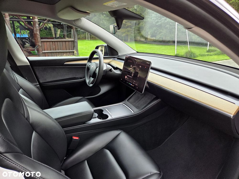 Tesla Model Y Long Range Dual Motor AWD - 24