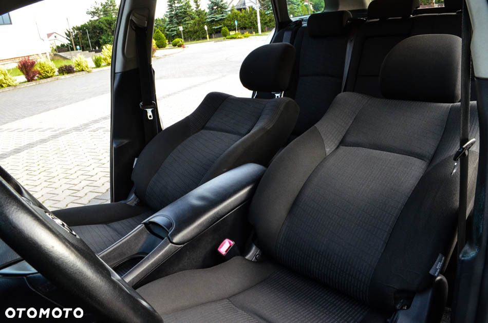 Toyota Avensis 1.8 Comfort - 36