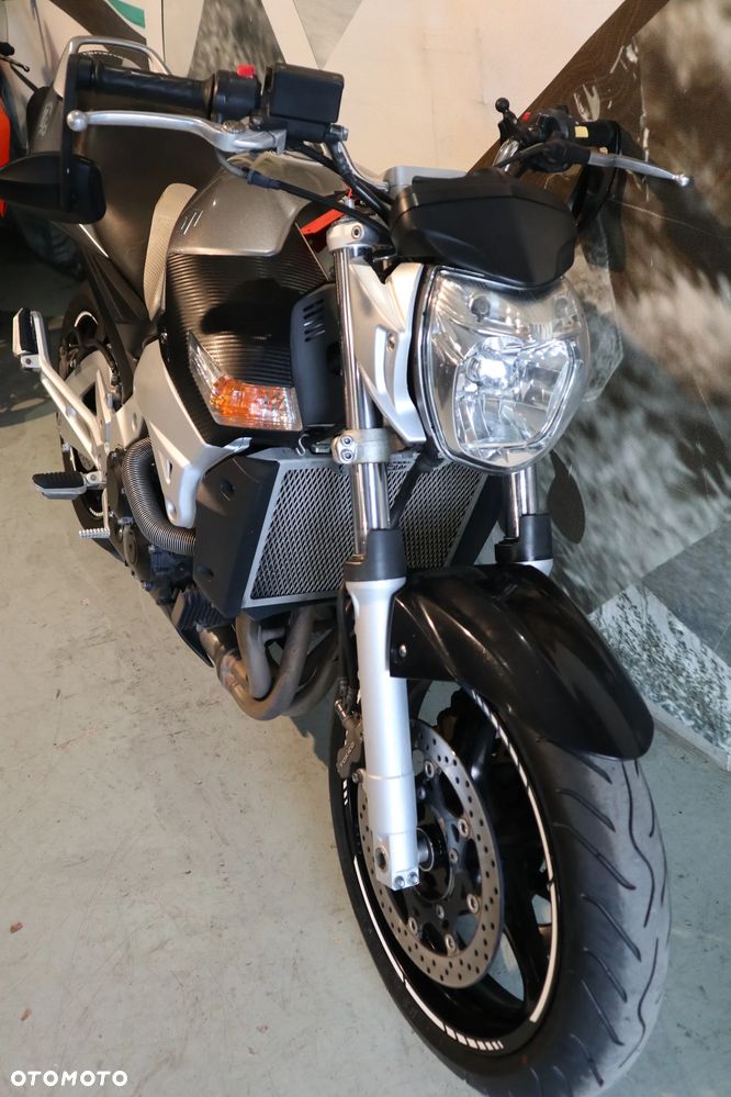 Suzuki GSR - 14