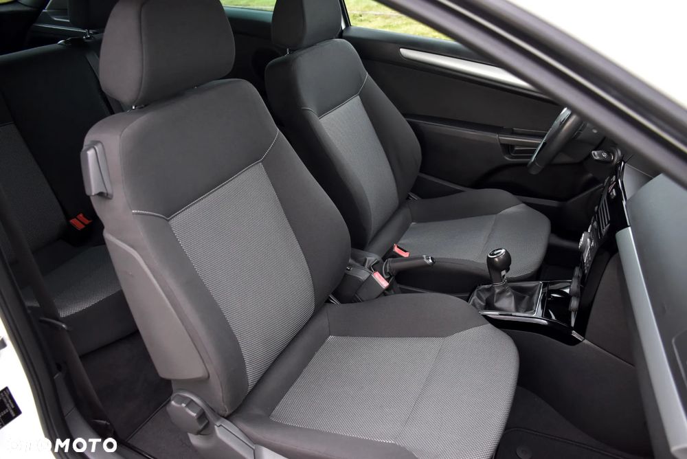Opel Astra 1.6 Black&White - 27