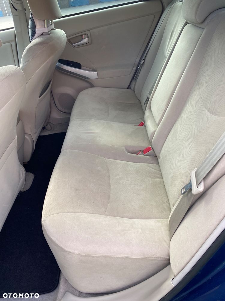 Toyota Prius (Hybrid) - 13