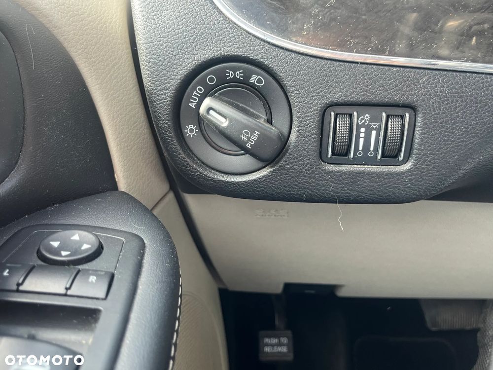 Chrysler Town & Country - 24