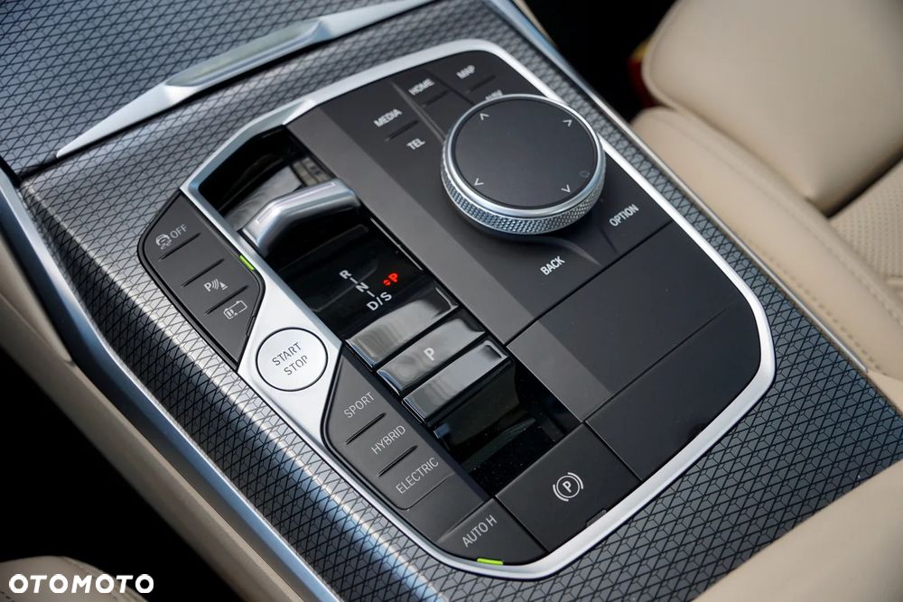 BMW Seria 3 330e PHEV M Sport - 39