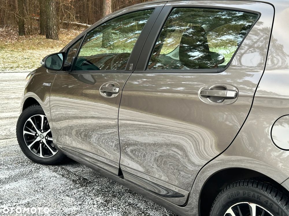 Toyota Yaris Hybrid 100 Business Edition - 15