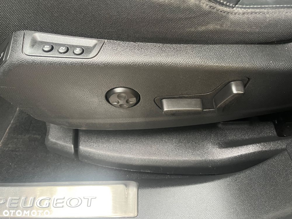 Peugeot 3008 1.6 PureTech HYbrid4 GT Line S&S EAT8 - 16