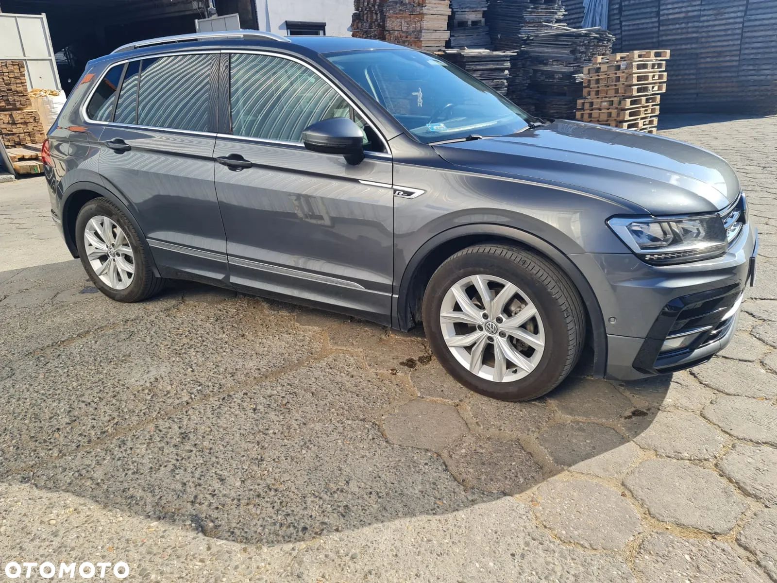 Volkswagen Tiguan - 1