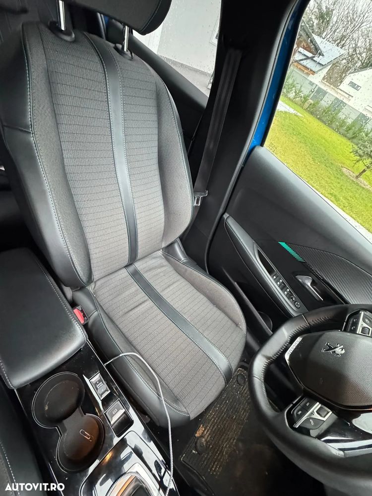 Peugeot 208 e-208 Allure - 10