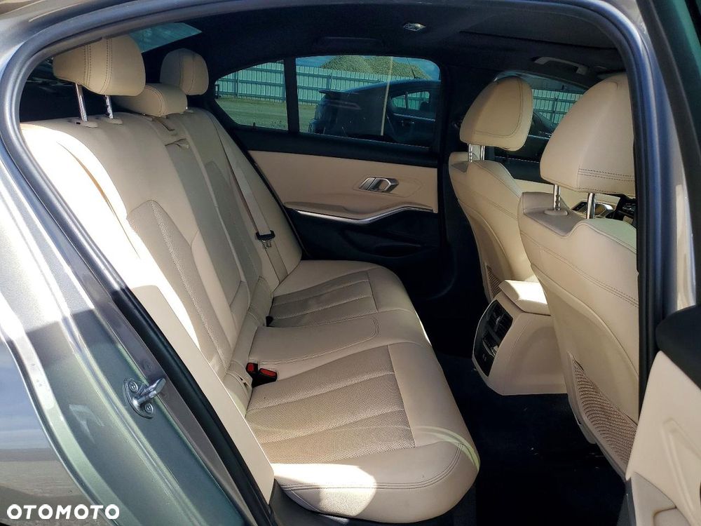 BMW Seria 3 330i M Sport - 10