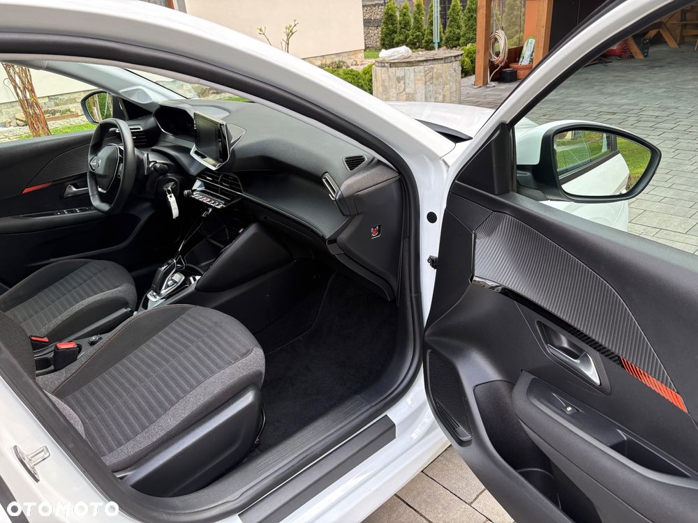Peugeot 208 - 8