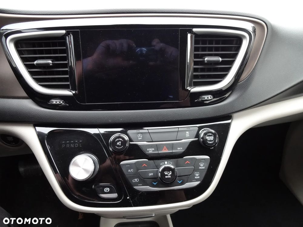 Chrysler Pacifica - 12