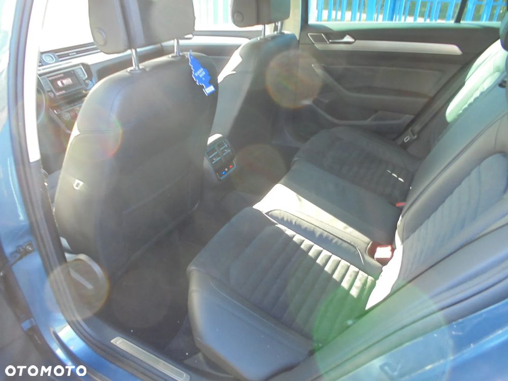 Volkswagen Passat Variant 2.0 TDI SCR BlueMotion Highline - 9