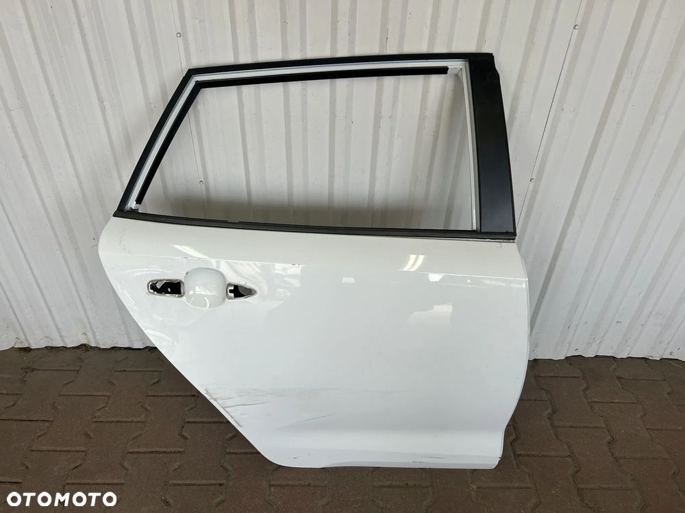 TOYOTA COROLLA E21 KOMBI 2019- DRZWI PRAWE TYLNE TYŁ LISTWA ZGARNIAJĄCA RAMKA NAKŁADKA SŁUPKA NA SŁUPEK - 1