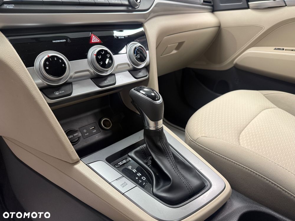 Hyundai Elantra - 16